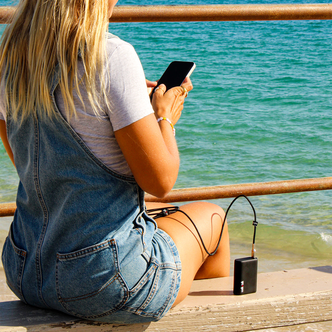 Woman charging her iPhone with a Iphone Fast Charge Power Delivery Lightning to USB-C cable